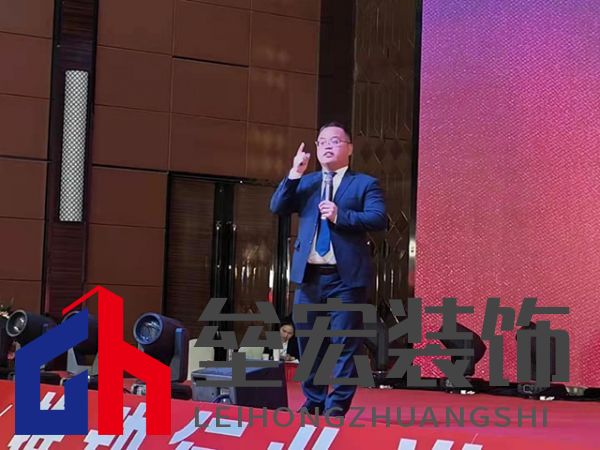隨后,航邦衛(wèi)浴華中區(qū)營銷總監(jiān)陳喜杰先生就2022年?duì)I銷動向展開陳述。今年?duì)I銷層面將延續(xù)具有攻擊性和高密度的營銷政策,確保航邦在各地終端的絕對優(yōu)勢不動搖。讓更多的消費(fèi)者,以更少的預(yù)算,用上更加優(yōu)質(zhì)的衛(wèi)浴產(chǎn)品,用超高的性價(jià)比助力廣大青年群體實(shí)現(xiàn)高品質(zhì)的“新居夢”。