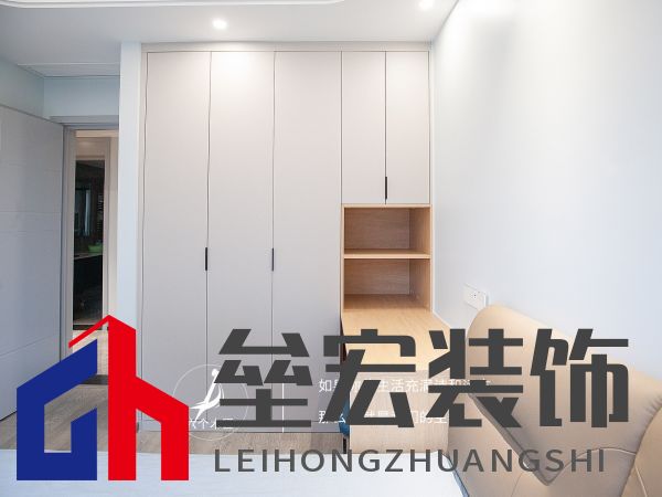 103㎡三居室一門到頂的衣柜設計，簡約又溫馨