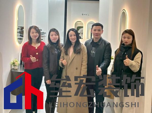 詮釋法蘭克福展,以東方美學(xué)演繹“品牌出?!毙路妒?></p><p>品牌出海:從“中國(guó)制造”到“東方美學(xué)符號(hào)”</p><p>此次法蘭克福展會(huì),心海伽藍(lán)以“東方美學(xué)衛(wèi)浴設(shè)計(jì)”為定位,構(gòu)建差異化出海路徑。產(chǎn)品以“木質(zhì)元素”作為核心設(shè)計(jì)符號(hào),在成品衛(wèi)浴柜、浴室家具品類(lèi)中注入極簡(jiǎn)線(xiàn)條與和諧圓融的靈感,同時(shí)通過(guò)模塊化組合適應(yīng)歐美住宅空間特點(diǎn)。</p><p></p><p><img src=