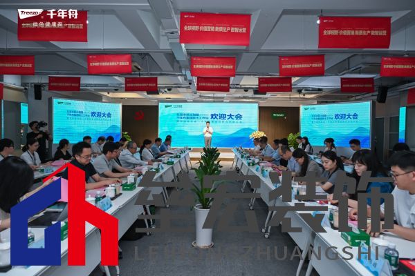 一群人站在桌子邊 AI 生成的內(nèi)容可能不正確。