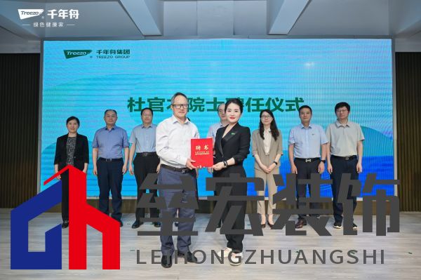 一群人站在屏幕前面 AI 生成的內(nèi)容可能不正確。